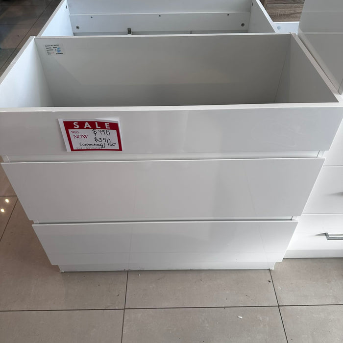 900mm White Triple Cabinet Vanity