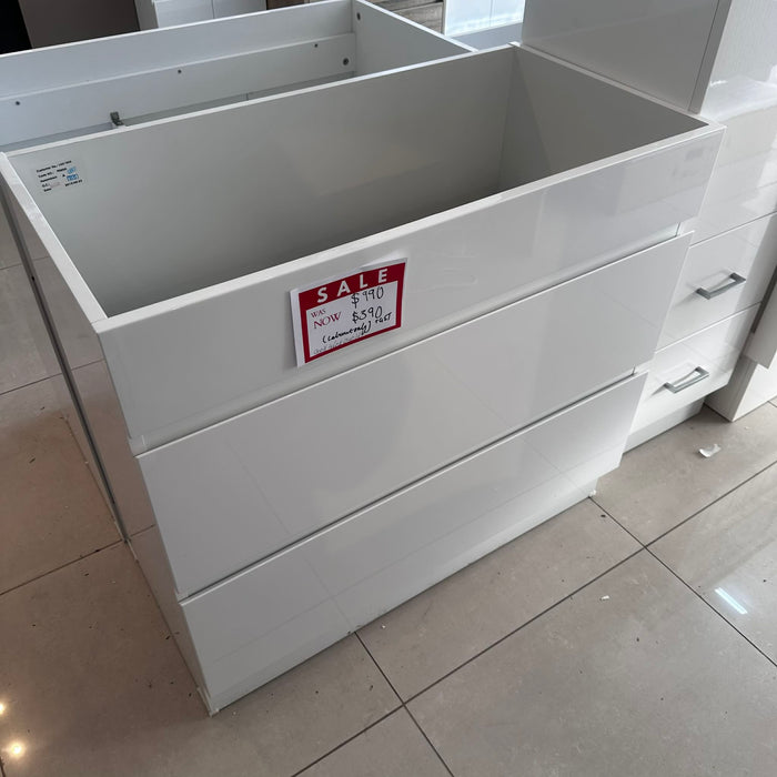 900mm White Triple Cabinet Vanity